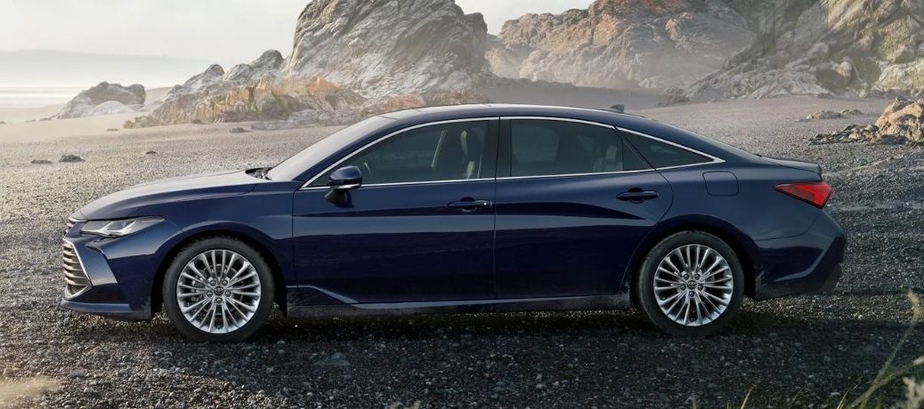 Sideview-of-a-deep-blue-2022-Toyota-Avalon-with-rocks-in-background_o-1038x460-1.jpg